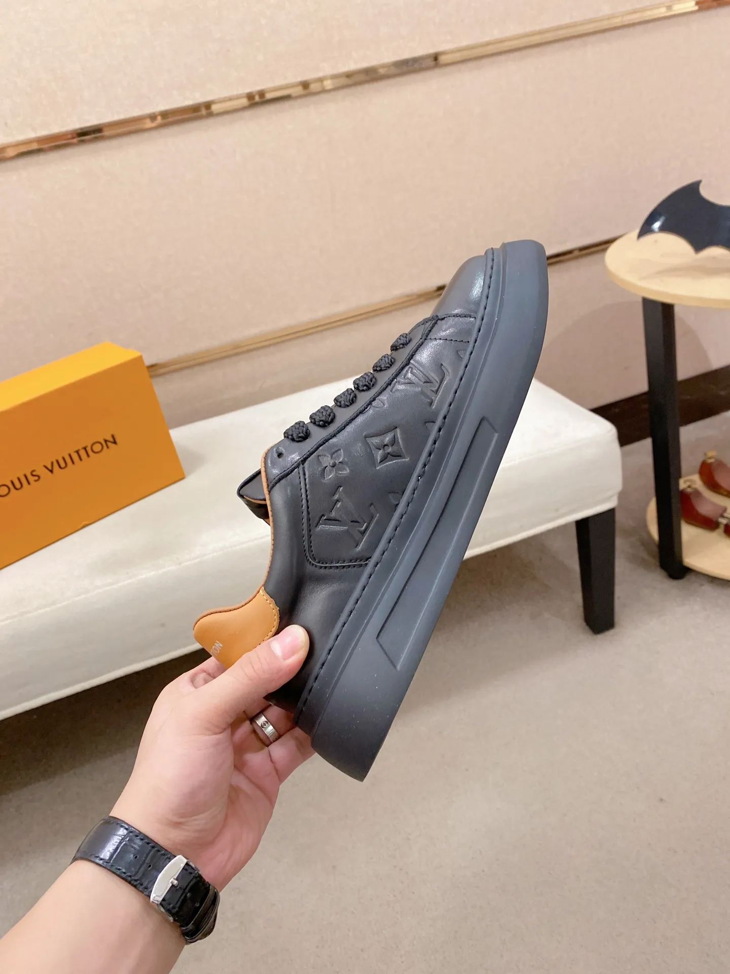 Men's shoes 💰: 480💰🎉🎉LV~Louis Vuitton trendy men's shoes New shipments Latest matching The same style as the official website Super high quality Hot sales of the season [strong] [strong] [strong] Selected first-layer cowhide, comfortable cowhide lining, original last, comfortable on the foot, wear-resistant rubber outsole Size number: 38-44.